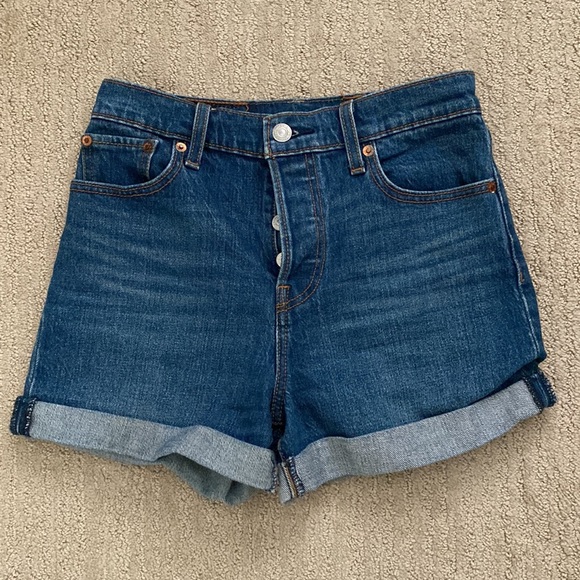 Levi’s Wedgie Fit dark wash shorts // size 26/2 - Picture 4 of 6